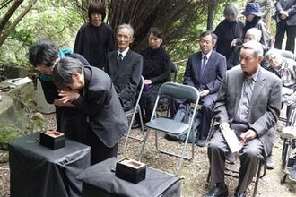 熊本・水俣市の「乙女塚」で慰霊祭　進まぬ救済に怒りの声