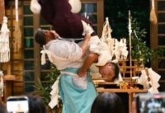 ［長崎県］宙返りの「神相撲」参拝客魅了　住吉神社で壱岐大大神楽奉納