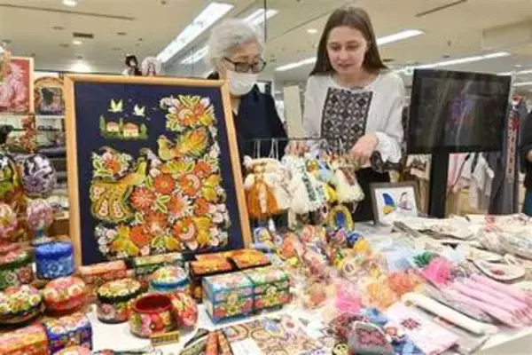 ウクライナの伝統工芸知って　「第二の故郷」で出身女性販売　5月12日まで長崎浜屋　現地職人手作り品など