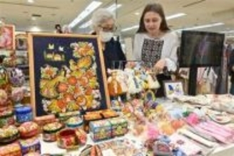 ［長崎県］ウクライナの伝統工芸　知って　「第二の故郷」で出身女性販売　「母国の文化を伝える機会に」　12日まで長崎浜屋　現地職人手作り品など