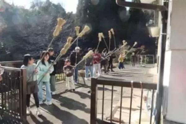 ［大分県］五穀豊穣を願い「もぐら打ち」　日田市月出町　小学生らが町内45世帯巡る