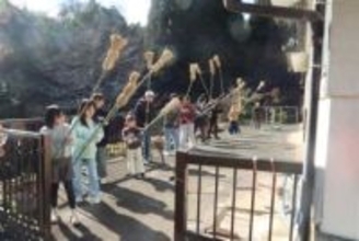 ［大分県］五穀豊穣を願い「もぐら打ち」　日田市月出町　小学生らが町内45世帯巡る