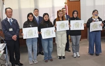 「母国の家族思い」力合わせ　水路に落ちた高齢女性　インドネシアの5人救助　特定技能で就労　熊本南署から感謝状