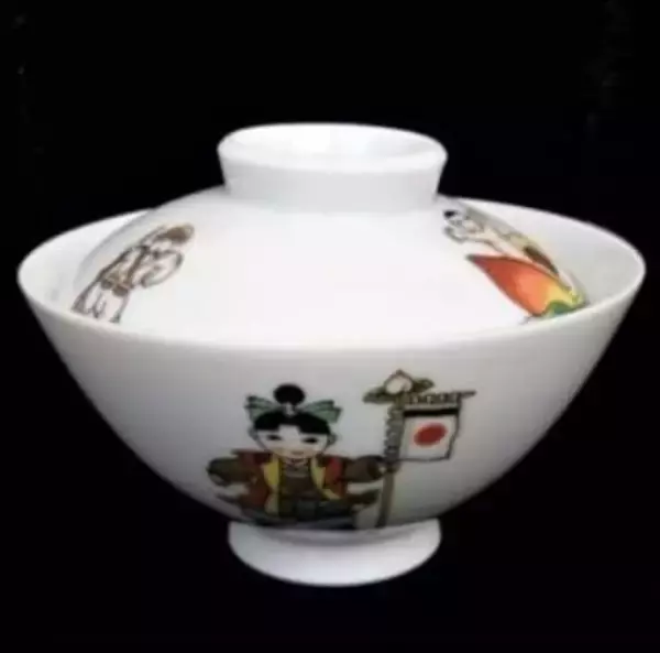 北九州市小倉北区で企画展「手のひらのなかの戦争」　戦中の子ども茶わんなど51点、鉄かぶとや銃の図柄