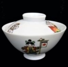 北九州市小倉北区で企画展「手のひらのなかの戦争」　戦中の子ども茶わんなど51点、鉄かぶとや銃の図柄