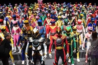 昭和から令和の半世紀のスーパー戦隊人形300体　福岡市で5月10日まで、小道具や衣装も