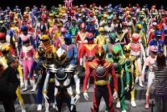 昭和から令和の半世紀のスーパー戦隊人形300体　福岡市で5月10日まで、小道具や衣装も
