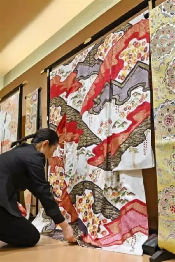 白い振り袖が半世紀ぶりブーム　福岡市のレンタル大手の予約3割超、「映える」SNS世代から支持