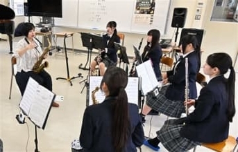 大分・玖珠美山高吹奏楽部、ジャズ奏者と共演　ピアニスト魚返さん公演機に　「自由な音楽楽しめた」