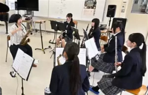 ［大分県］吹奏楽部、ジャズ奏者と共演　玖珠美山高　ピアニスト魚返さん公演機に　「自由な音楽楽しめた」