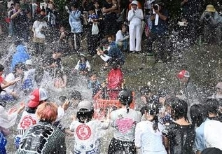 【動画】地蔵に水かけ無病息災願う　長崎・佐世保市で「江迎千灯籠まつり」