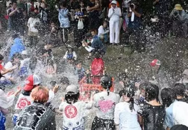 【動画】地蔵に水かけ無病息災願う　長崎・佐世保市で「江迎千灯籠まつり」