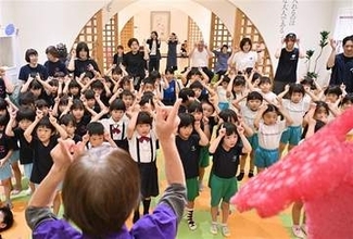 久留島生誕152年　園児らがお祝い　大分・玖珠町の記念館