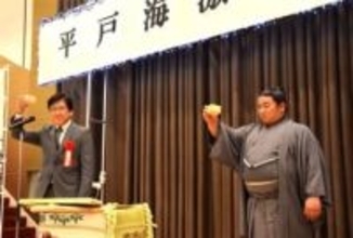 ［長崎県］平戸海関　古里で激励会　160人と歓談「さらに稽古」誓う
