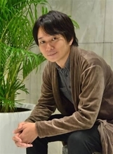 福岡・太宰府市出身・岡崎琢磨さんが新刊「HIPS」　「謎の扶助団体」巡るミステリー　格差拡大、AI依存…社会的な関心反映