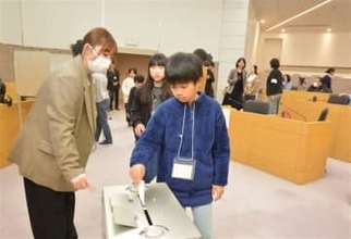 福岡女学院大生、小学生に主権者教育　模擬投票やクイズで議会の仕組みや投票ルール学ぶ