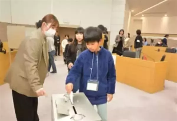 福岡女学院大生、小学生に主権者教育　模擬投票やクイズで議会の仕組みや投票ルール学ぶ