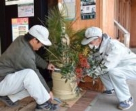 ［大分県］訓練生が門松設置　日田高等技術専門校　市内7ヵ所に