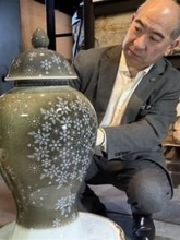 ［佐賀県］「自然との共存が仕事」　有田町　今右衛門窯で初窯出し