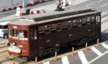 「114歳」路面電車走る　長崎電気軌道　開通110周年記念　木造の温かみ鉄道ファン堪能