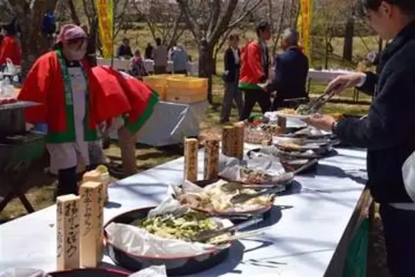 桜と郷土料理　堪能　日田の「五馬媛の里」　大分・大山町農協400人招待