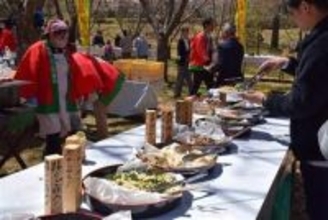 ［大分県］桜と郷土料理　堪能　日田の「五馬媛の里」　大山町農協400人招待