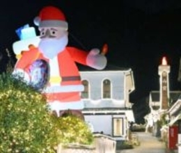 窯元の里に10メートルのサンタ　煙突をろうそくに、佐賀・伊万里市大川内山地区