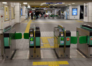 西鉄などの自動改札機、なぜ左利き対応ないの？ 右利きだとスマートウオッチで変な体勢に…