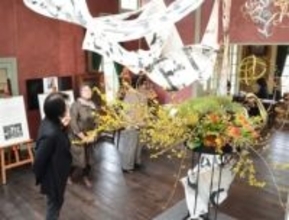［佐賀県］和紙と生け花華やかに　「佐田富社中」佐賀市で作品展　きょうまで