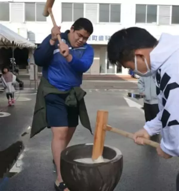 〝力士〟ら心込め餅つき　来月初場所で初土俵の中里さんも参加　長崎・平戸市