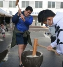 ［長崎県］〝力士〟ら心込め餅つき　平戸市　来月初土俵中里さんも　相撲連盟