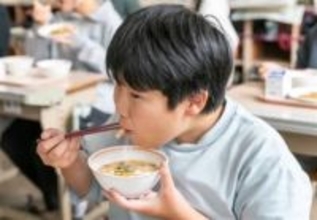 福岡・豊前市の給食に九電子会社養殖のサケ提供