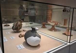福岡・桂川の王塚装飾古墳館、1年4カ月ぶり再開　火災の影響で休館　初公開20点そろえ9月23日まで企画展