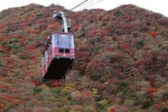 赤や黄に色づく雲仙　長崎・妙見岳が紅葉見頃
