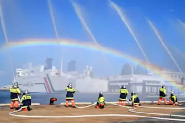 福岡市で1500人参加し消防出初め式　「はしご乗り」など妙技披露