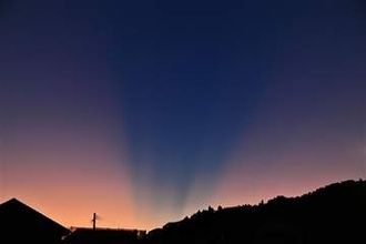 ［大分県］日田市の夕空2色に割れる　「薄明光線」現象