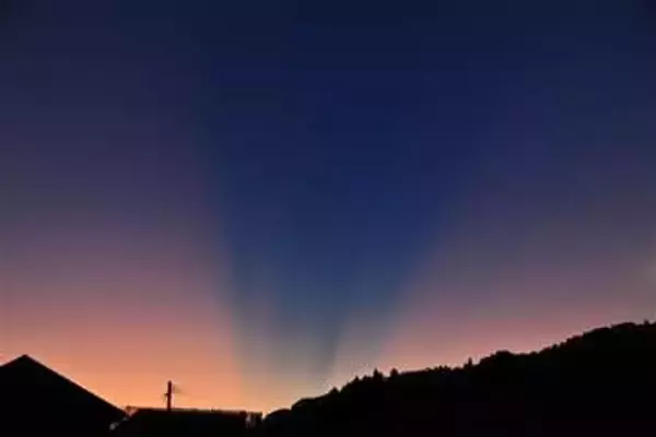 大分・日田市の夕空2色に割れる　「薄明光線」現象