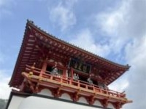 ［佐賀県］すす払って迎春準備　国重文「武雄温泉楼門」