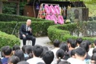 長崎原爆で1300人犠牲、山里小で児童550人が平和祈念式