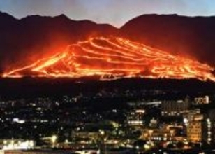 温泉街の稜線照らす“花”　大分・別府で春告げる「扇山火まつり」