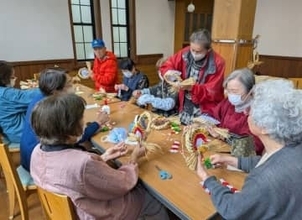 大分・日田市の隈地区でしめ縄作り　最高齢94歳「元気なうちは活動続ける」