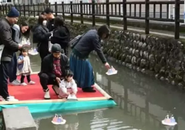 無病息災願い込め川へ　大分・日田市の豆田地区で流しびな