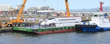 被災の九州新幹線「つばめ」が博多港に到着　10日から博多駅前広場で展示