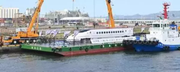 被災の九州新幹線「つばめ」が博多港に到着　10日から博多駅前広場で展示