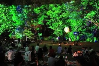 【動画】夜の芝生で夕涼み　久留米・石橋文化センターでナイトピクニック　8月29日まで、入場無料