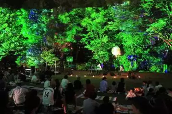 【動画】夜の芝生で夕涼み　久留米・石橋文化センターでナイトピクニック　8月29日まで、入場無料
