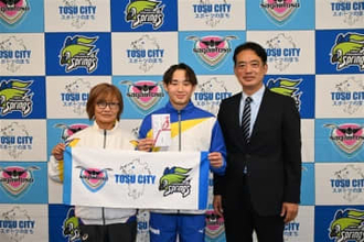 全障スポで日本新、水泳・坪井夢輝選手　佐賀・鳥栖市長に優勝を報告