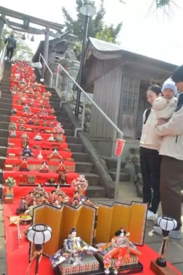 大村市・松原地区で長崎街道松原宿ひな祭　松原八幡神社の石段に春の彩り