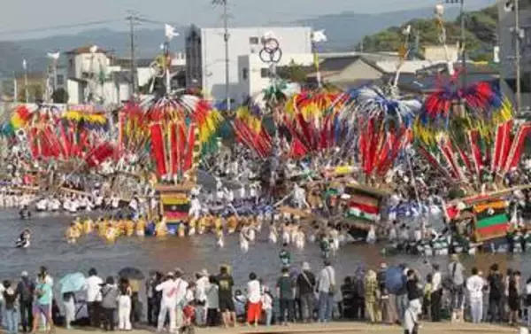 福岡・田川市で勇壮に川渡り神幸祭　金色の神輿と幟山笠が観客魅了