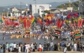 福岡・田川市で勇壮に川渡り神幸祭　金色の神輿と幟山笠が観客魅了